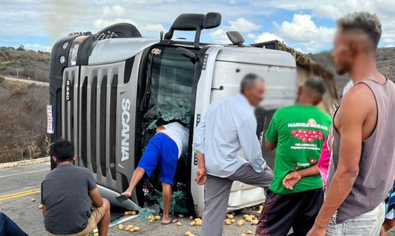 Caminhão carregado com batatas tomba no trecho entre Anagé e Vitória da Conquista