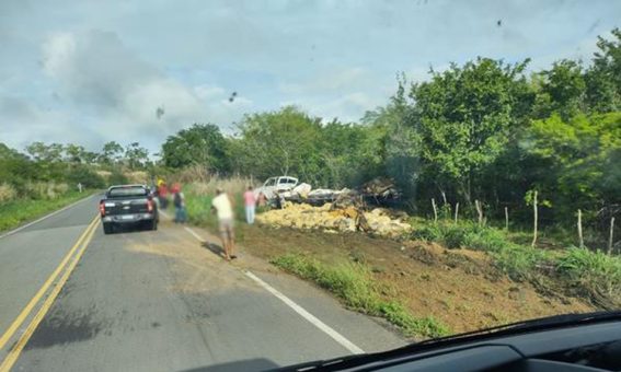 Caminhão carregado de batata tomba na Chapada Diamantina