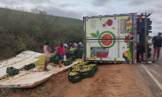 Caminhão carregado de tomate tomba na BA-142 e carga é saqueada, entre Ituaçu e Tanhaçu