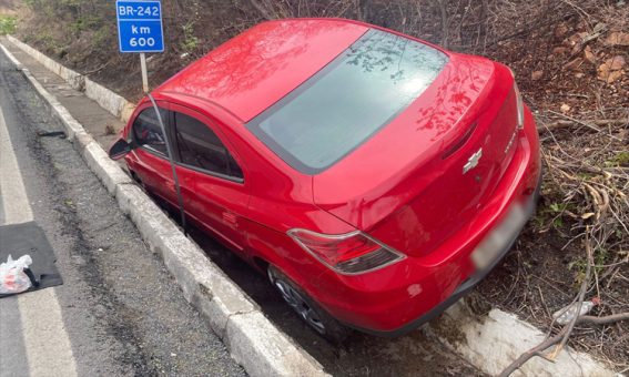 Carro sai pista e cai em vala às margens da BR-242, em Ibotirama