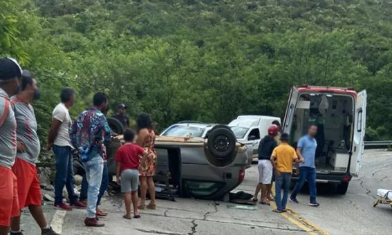 Motorista fica ferido após carro colidir contra parede de pedra e capotar na BA-148