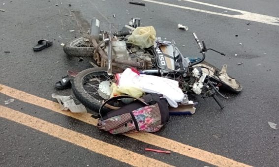 Pai e filho morrem em acidente entre moto e caminhão guincho