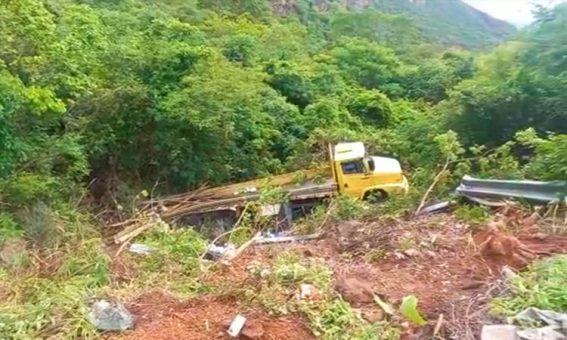 Caminhão cai em ribanceira na região da Chapada Diamantina