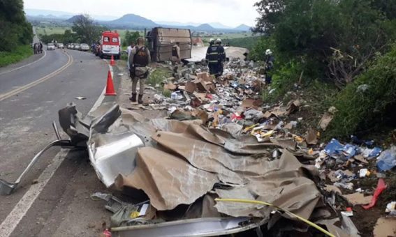 Motorista morre após carreta tombar na BR-030, em Guanambi