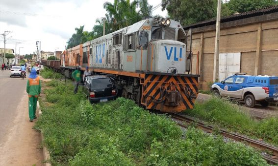 Casal sai ileso após ter carro arrastado por trem em Brumado