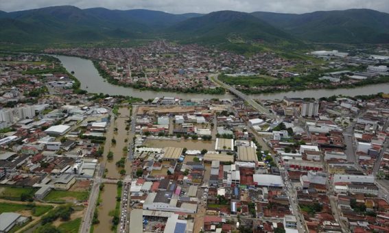 Rio transborda e parte de cidade de Jequié fica debaixo d'água