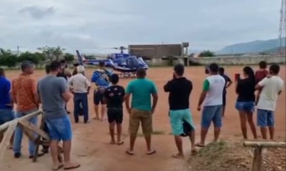 Famílias afetadas pelas chuvas na Bahia recebem alimentos e medicações por helicóptero