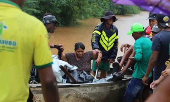 Nível do Rio Jacaré sobe e famílias são resgatadas de barco em Maracás