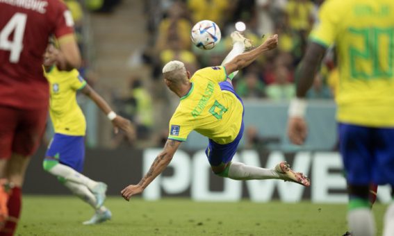 Gol de voleio de Richarlison é eleito o mais bonito da Copa do Catar