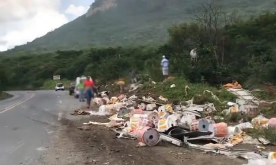 Batida entre carreta e caminhão deixa um morto e dois feridos na BR-242