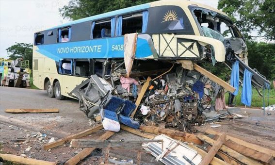 3 morrem e 42 pessoas ficam feridas em acidente entre carreta e ônibus