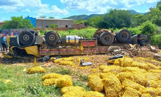 Caminhão carregado com batatas tomba e motorista fica ferido na BA-142, em Ituaçu