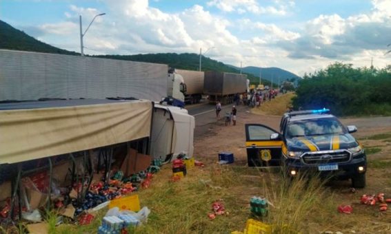 Carga de cerveja e refrigerante é saqueada após carreta tombar no Sudoeste da Bahia