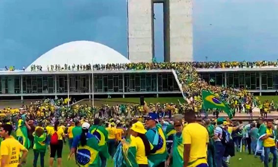 Manifestantes invadem Congresso, Planalto e STF