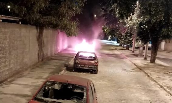 Carros apreendidos são incendiados próximos à delegacia de Brumado