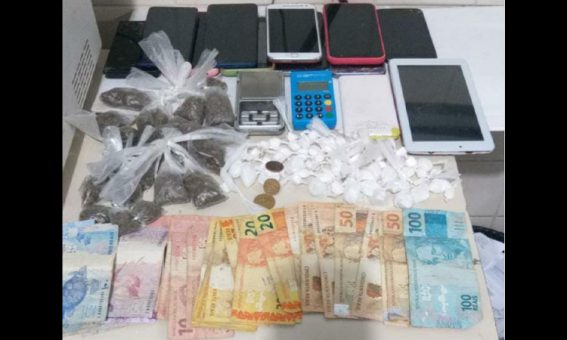 Operação policial apreende drogas e celulares em Tanhaçu