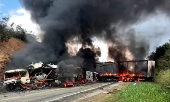 Acidente entre caminhões deixa uma pessoa morta e duas feridas na BR-116