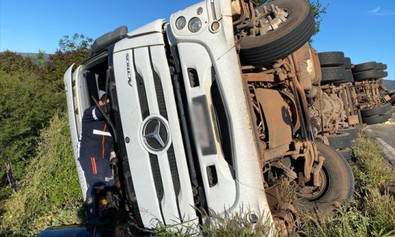 Mulher fica ferida após carreta tombar na BR-242