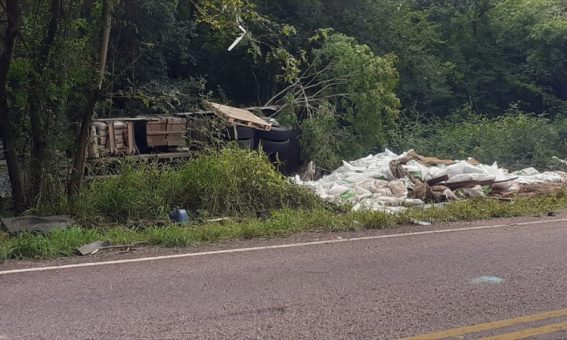 Caminhão com placa de Barra da Estiva tomba na BA-245, em Itaetê