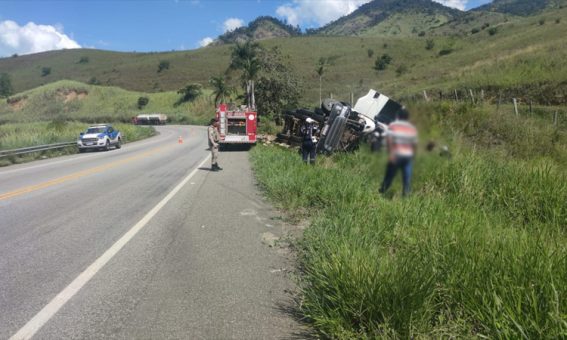 Bombeiros resgatam caminhoneiro preso às ferragens após acidente na Serra do Marçal