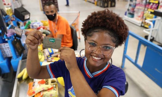 Governo da Bahia entrega cartões do Programa Bolsa Presença para as famílias dos novos alunos da rede estadual de ensino