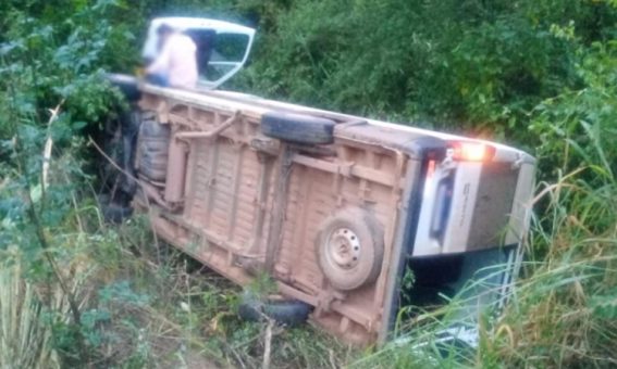 Van da prefeitura de Iramaia que transportava pacientes para hemodiálise tomba e deixa uma pessoa ferida