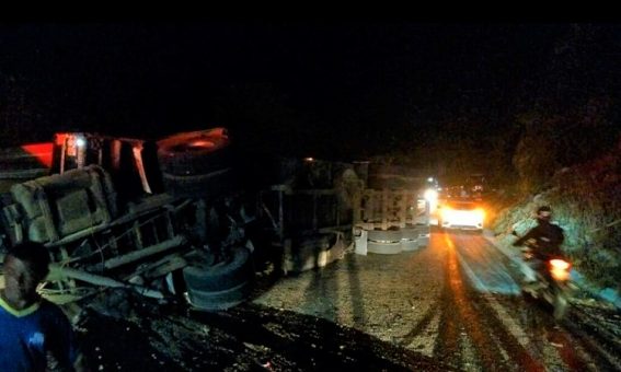 Caminhoneiro fica preso às ferragens após grave acidente em Guanambi