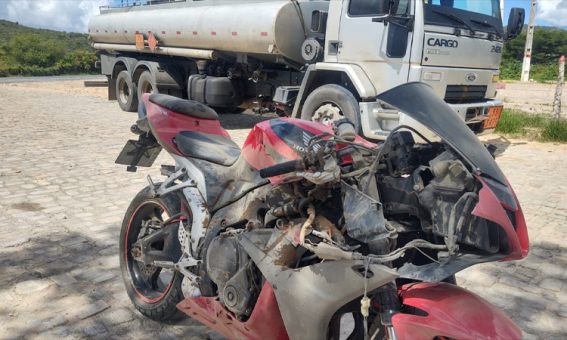 Acidente entre moto e caminhão deixa uma pessoa ferida na Chapada Diamantina