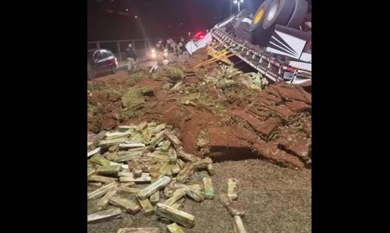 Caminhão com mais de uma tonelada de maconha tomba em frente a Batalhão da PM