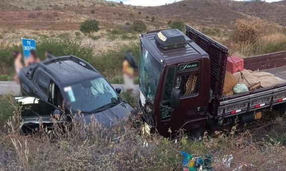 Colisão entre veículos é registrada na BR-030, em Brumado