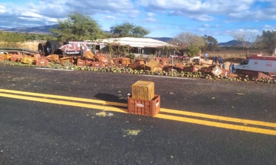 Motorista morre após capotar caminhão no Sudoeste da Bahia