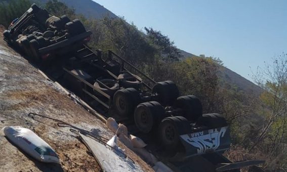 Carreta carregada com farinha de trigo capota na BR-030, em Caetité