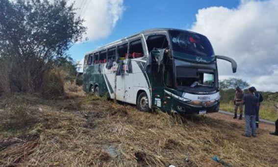 Estudante de Guanambi morre após colisão entre ônibus e caminhão na BA-026