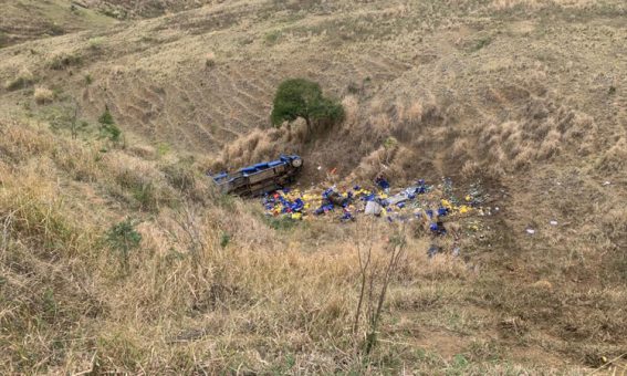 Caminhão de bebidas perde os freios e desce ribanceira no Sudoeste da Bahia