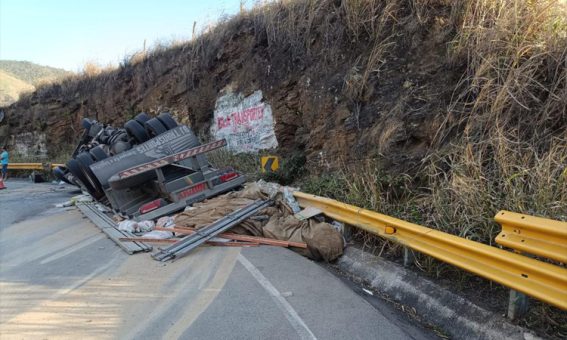 Caminhão tomba na BA-263, entre Vitória da Conquista e Itambé