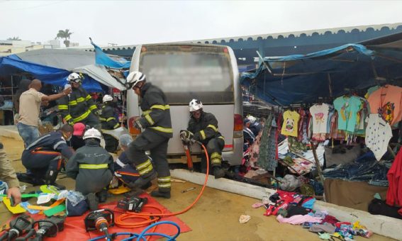 Van desgovernada atinge barracas e deixa feridos em Vitória da Conquista