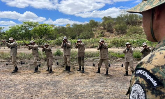 Alunos-a-oficial são treinados por especializada na Chapada