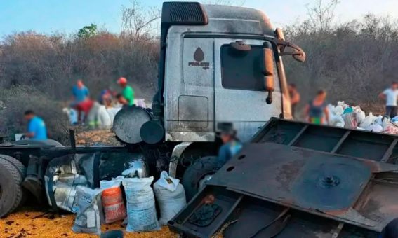 Carreta de milho tomba na BA-262 em Aracatu, com parte da carga sendo saqueada