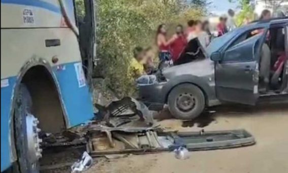 Colisão entre ônibus da Novo Horizonte e carro deixa feridos no Sudoeste da Bahia