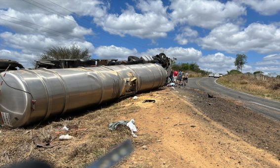 Carreta transportando carga de combustível tomba na BA-026, entre Maracás e Planaltino