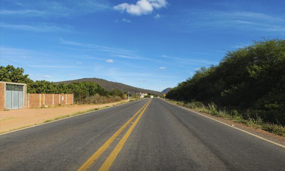 Jovens ficam feridos após colisão entre motocicleta e carro na BA-142, em Tanhaçu