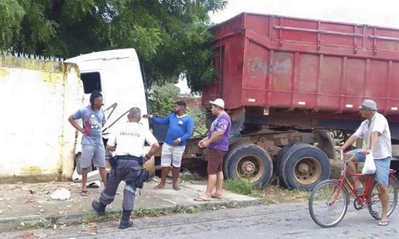 Caçamba desce rua desgovernada e atinge muro de Escola Municipal em Guanambi