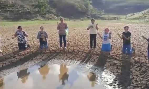 Caminhando com pedra na cabeça, fiéis católicos rezam por chuva em Piripá