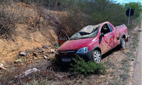 Pneu estoura, e carro capota ferindo três de uma família na região da Chapada Diamantina