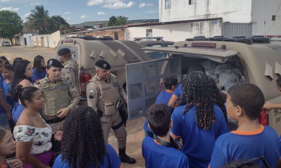 Ituaçu: Polícia Militar e alunos municipais levam alimentos e brinquedos à comunidade