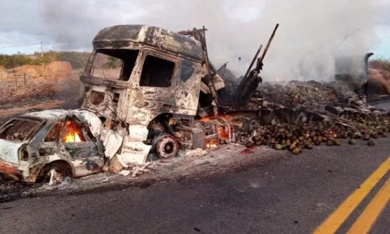 Motorista morre carbonizado após batida entre carro e carreta no Sudoeste da Bahia