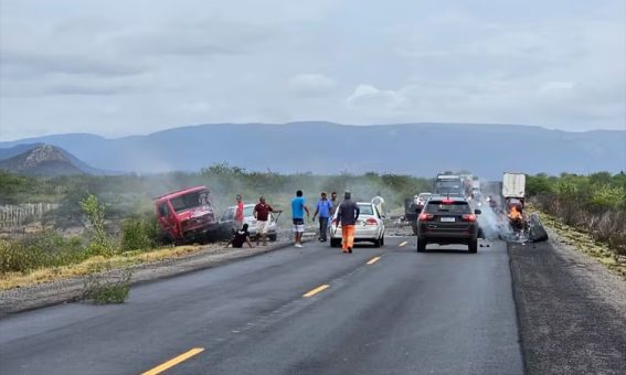 Casal morre após carro bater de frente com caminhão-guincho e pegar fogo em Jaguarari