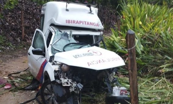 Cantora gospel de 18 anos morre após batida entre ambulância e carreta na BR-101