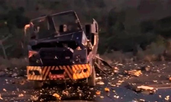 Carro-forte fica destruído após ser explodido em tentativa de roubo na Bahia