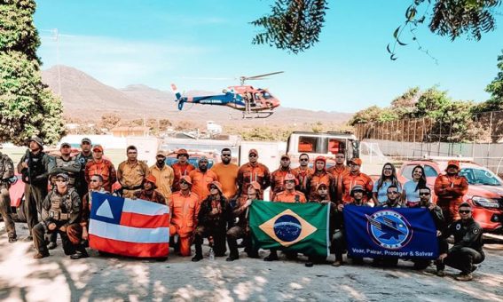 Bombeiros e brigadistas controlam incêndio florestal na área de proteção ambiental na Chapada Diamantina